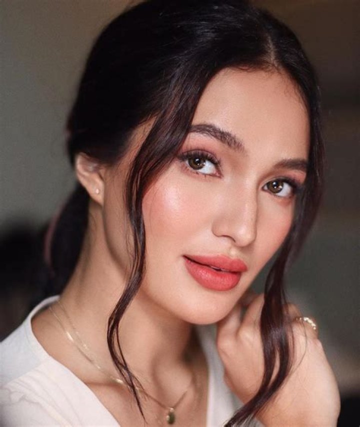 Sarah Lahbati - Bio, Age, Net Worth, Height, Married, Nationality, Body Measurement, Career