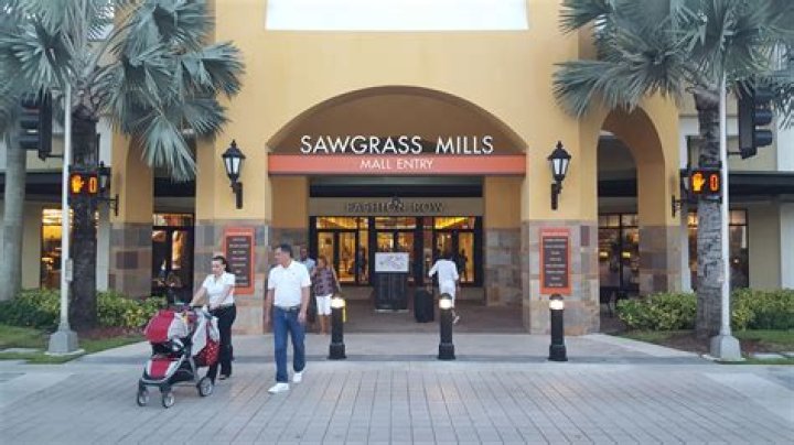 	Sawgrass Mills mall shoppers get a scare after false reports of armed shoplifter	