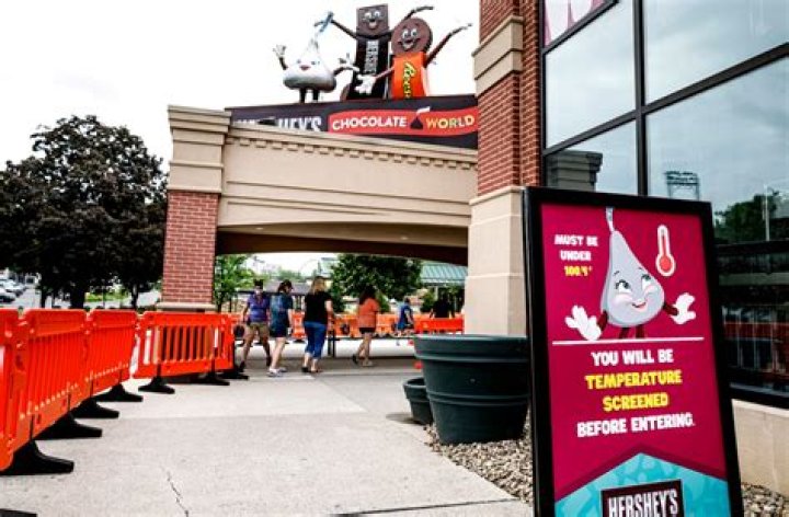 Scene cleared after bomb threat reported at Hershey's Chocolate World