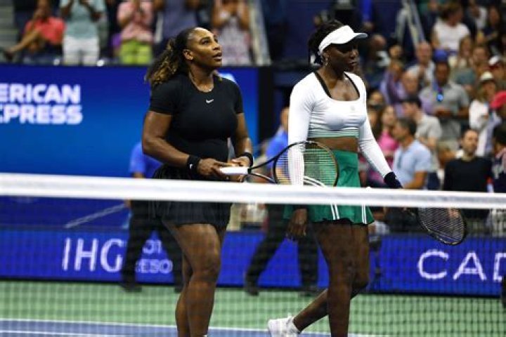 Serena, Venus Williams both win 6-2, 6-1 at French Open
