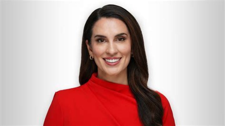 Simone De Alba Bio, Age, Height, Husband, Salary, Net Worth, News 4