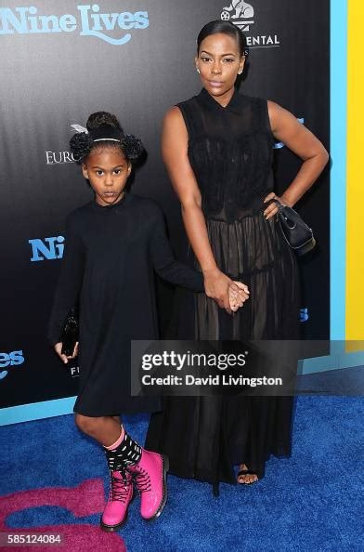SUNDY CARTER GIVES DAUGHTER A BIRTHDAY PHOTOSHOOT