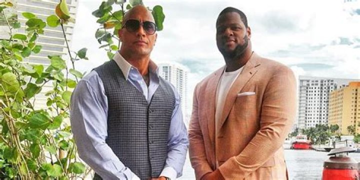 The Rock In Ballers Has Epic Sauna Scene: Season 2 Episode 7