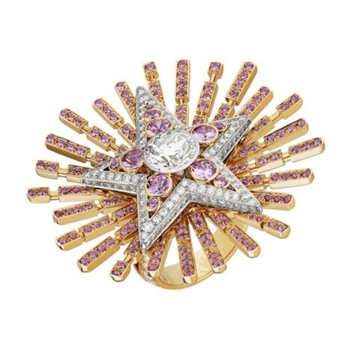 THE SMITH WOMEN TAKE THEIR JEWELRY COLLECTION TO ‘EXTRA’