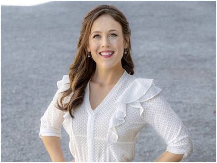 Unveiling Erin Krakow's Net Worth: Behind The Fortune And Success