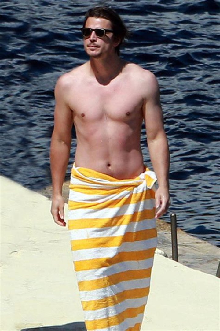 Unveiling The Charisma: Josh Hartnett Shirtless