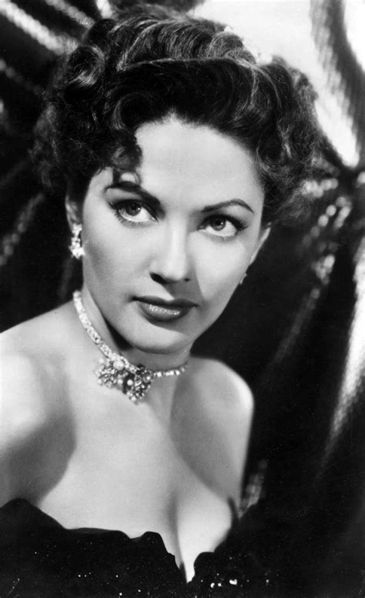 Unveiling The Height Of Yvonne De Carlo: A Hollywood Icon