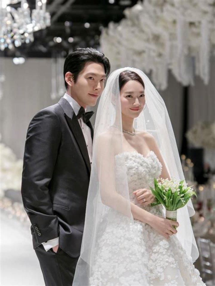 Unveiling The Love Life Of Kim Woo Bin: Who Is His Girlfriend?