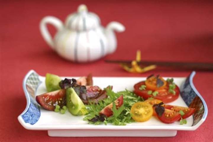 Vegan Japanese tomato salad with soy-onion dressing - recipe