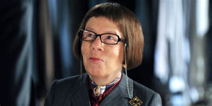 What is Linda Hunt Net Worth 2024: Wiki, Age, Weight, Height, Relationships, And More