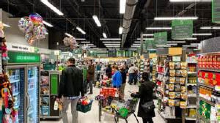 	While shoppers hoard, South Florida grocery stores scramble to keep up	
