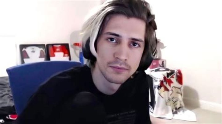 xQc calls out Pokimane for trying too hard to be 