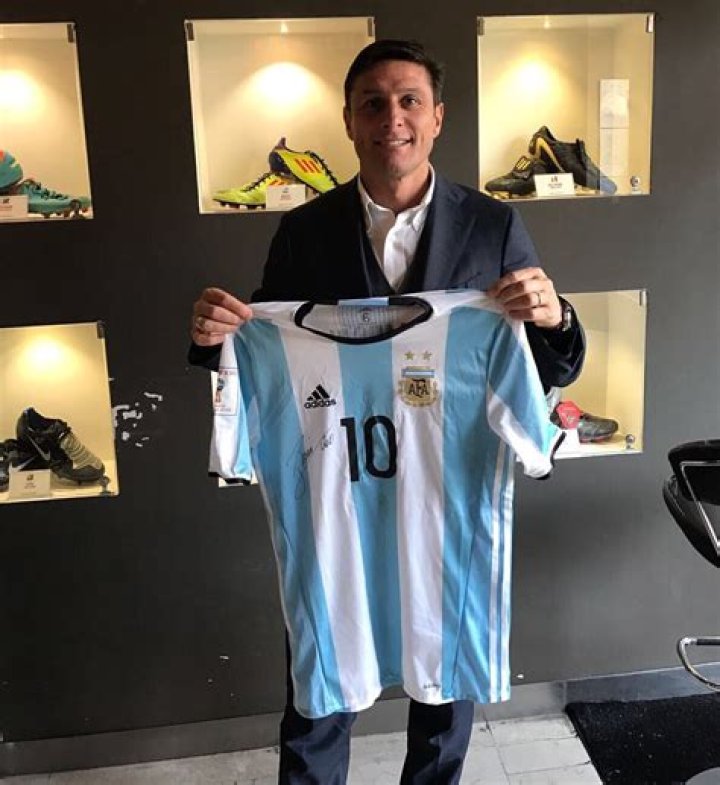ZANETTI Receives A Signed Shirt from MESSI