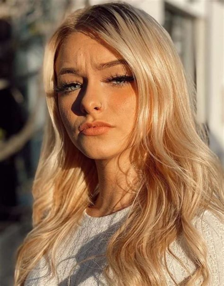 Zoe LaVerne - Bio, Age, Net Worth, Salary, Height, Single, Nationality, Wiki